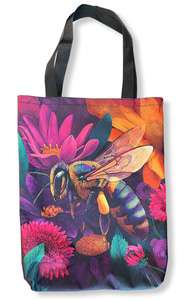 Tasche mit Biene und Blütenpollen auf violetter Blume